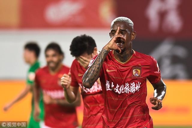 -中超巅峰对决：恒大迎战上港，强强对话